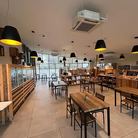 Forest-edge Retreat, Feriehus *