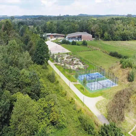 Forest-edge Retreat, Feriehus *